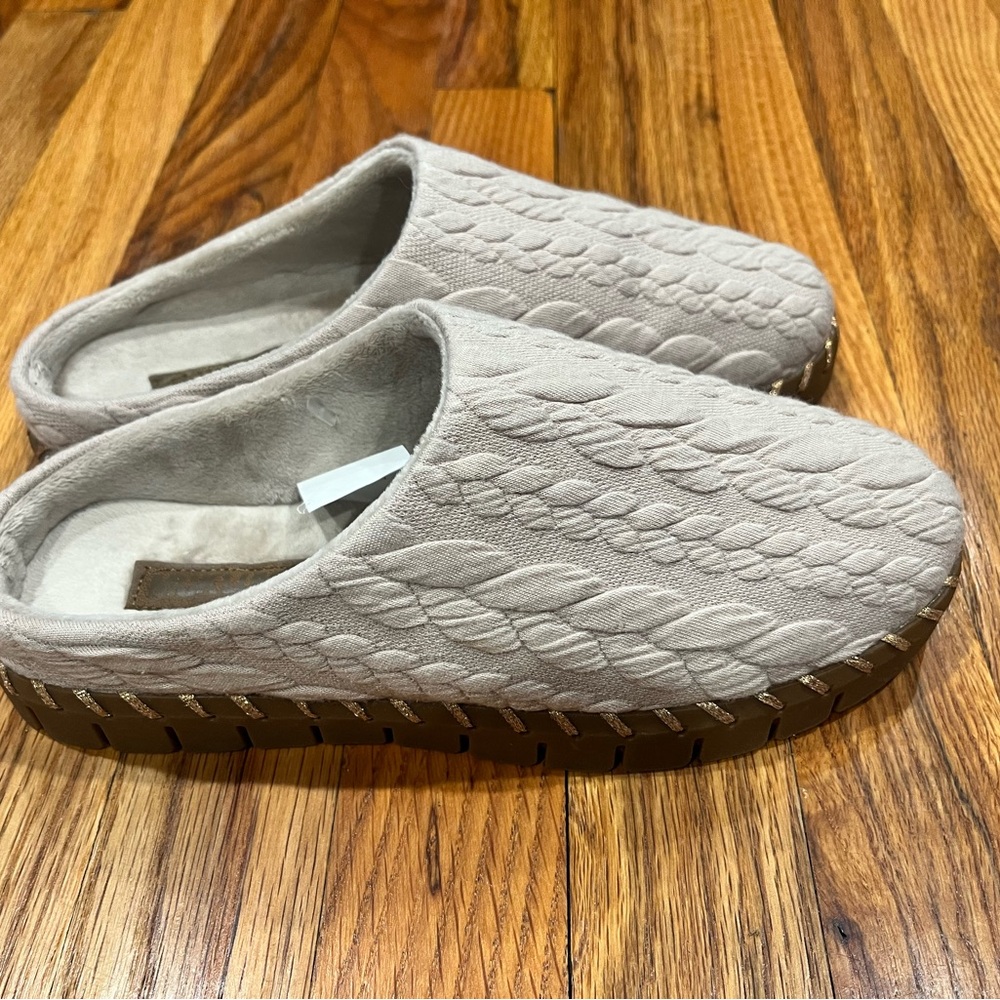 Muk Luks Blush Mules Women's‎ Size 7 Tan Cable Knit